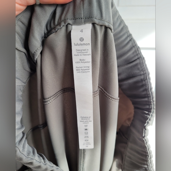 Lululemon "On The Fly" pants, Size 4 - Picture 3 of 7
